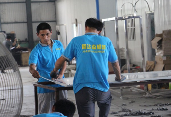 麻豆APP在线观看設備工人生產車間線展示